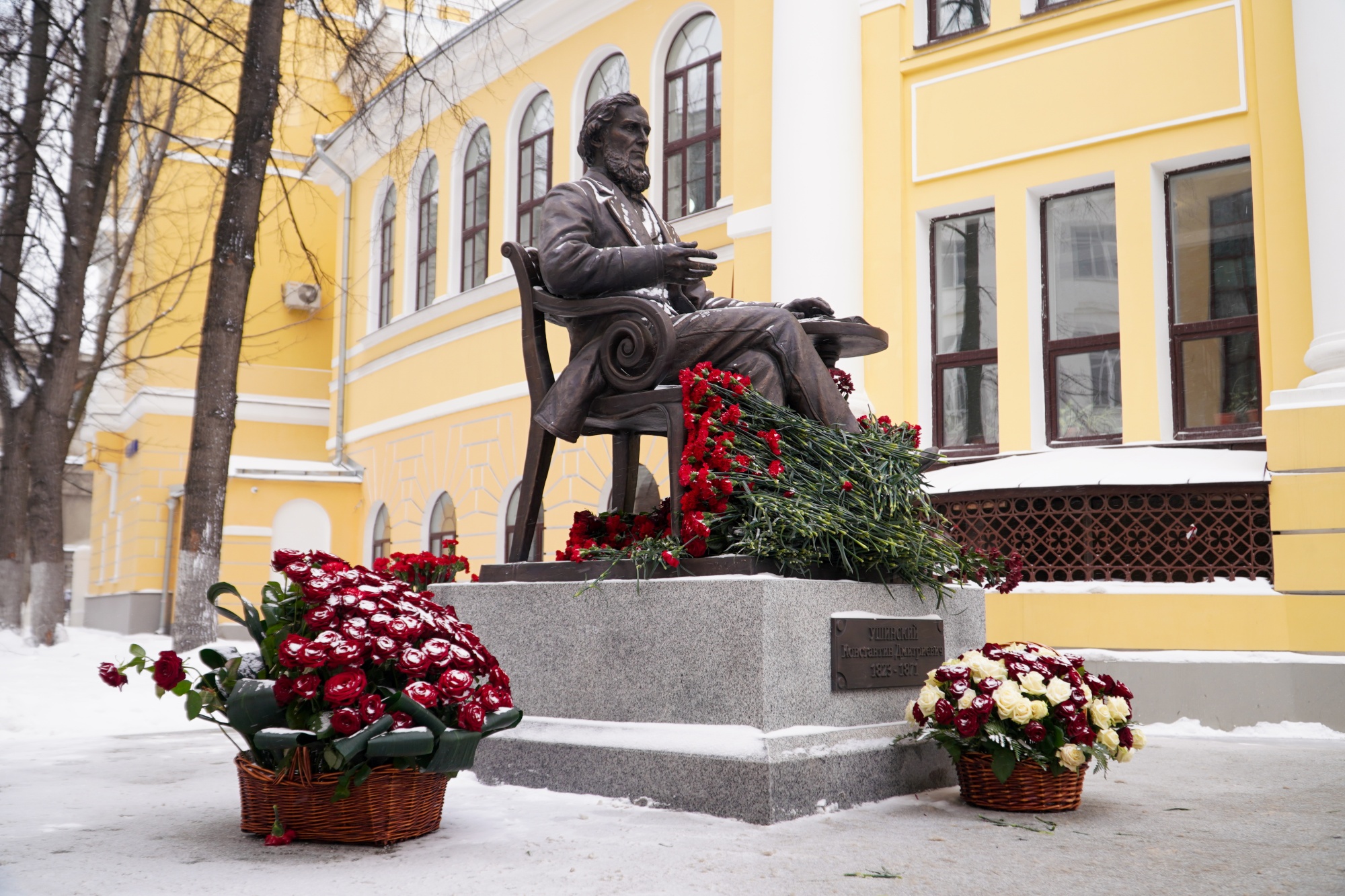 Памятник К. Д. Ушинскому установили возле здания МПГУ  в честь 200-летия великого педагога.